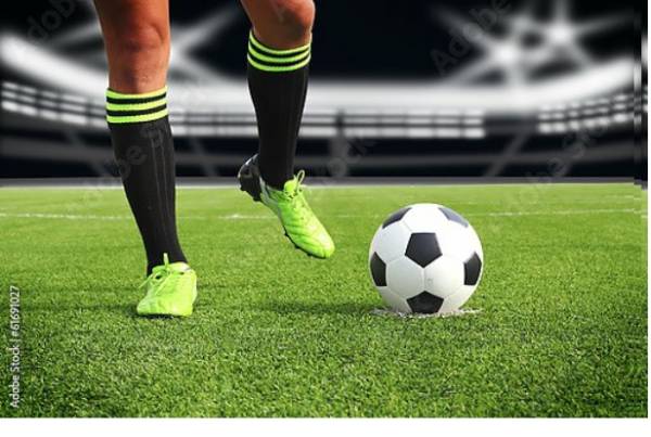 Постер Футболист и мяч на поле стадиона с типом исполнения На холсте без рамы