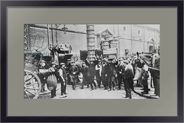 Постер View of expert basket carriers and a group of market men, 1900 с типом исполнения Под стеклом в багетной раме 221-01