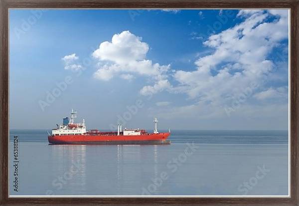 Постер Красный корабль в море с типом исполнения На холсте в раме в багетной раме 221-02