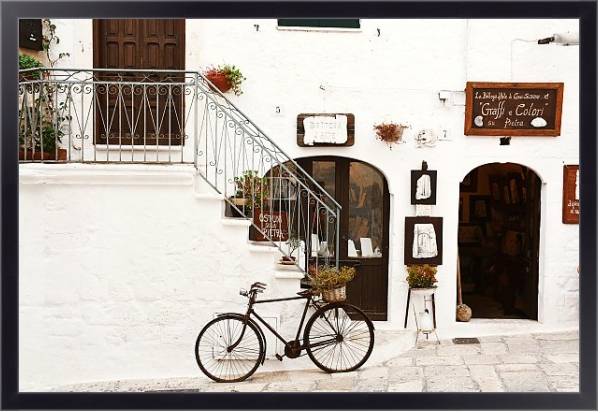 Постер Велосипед у магазинчика в Остуни, Италия с типом исполнения На холсте в раме в багетной раме 221-01