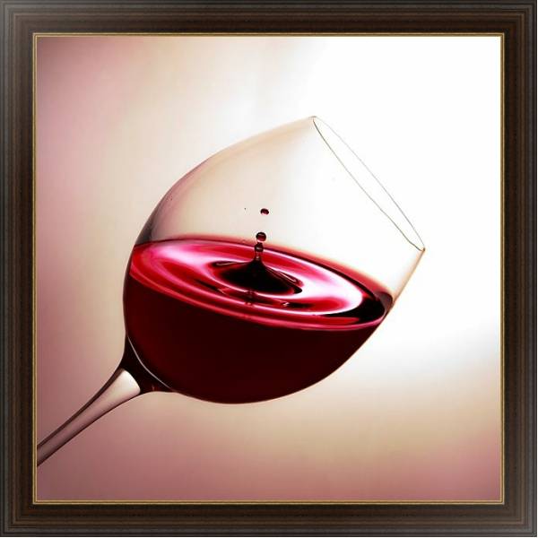Постер Капля красного вина в бокале с типом исполнения На холсте в раме в багетной раме 1.023.151