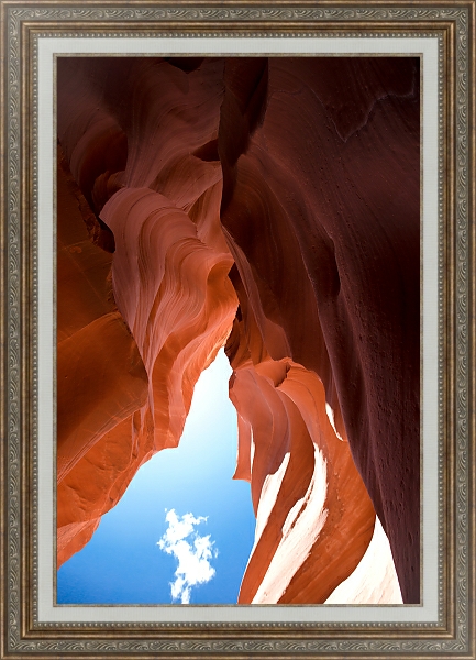 Постер Кусочек неба с облаком в каньоне с типом исполнения На холсте в раме в багетной раме 595.M52.330