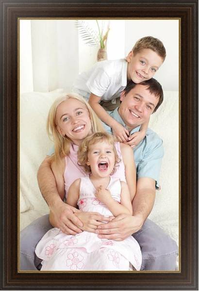 Постер Счастливая семья с типом исполнения На холсте в раме в багетной раме 1.023.151