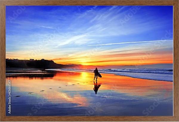 Постер Серфер на пляже перед закатом с типом исполнения На холсте в раме в багетной раме 1727.4310