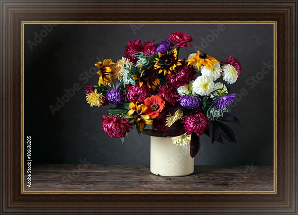 Постер Осенний натюрморт с садовыми цветами на темном фоне с типом исполнения На холсте в раме в багетной раме 1.023.151