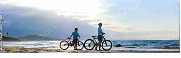 Постер Два велосипедиста на пляже с типом исполнения На холсте без рамы