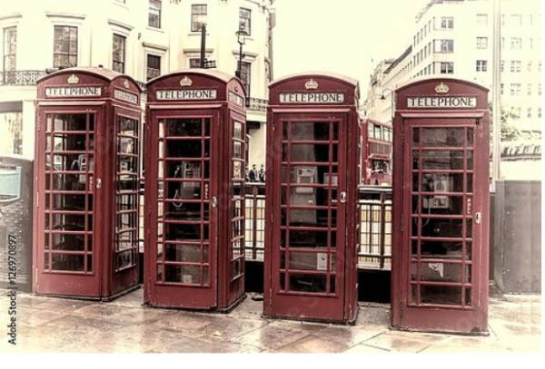 Постер Лондон, четыре красные телефонные будки, ретро фото с типом исполнения На холсте без рамы