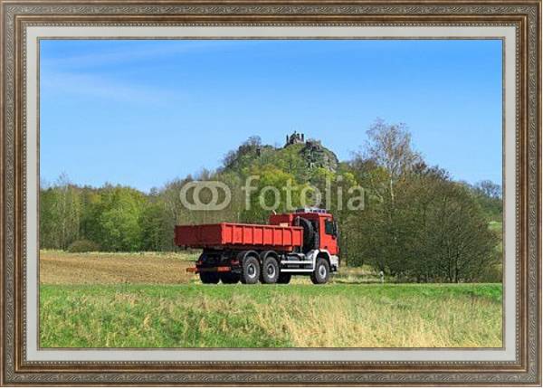 Постер Красный грузовик на сельской дороге с типом исполнения На холсте в раме в багетной раме 595.M52.330