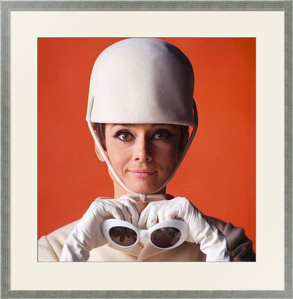Постер Hepburn, Audrey (How To Steal A Million) с типом исполнения Под стеклом в багетной раме 1727.2510