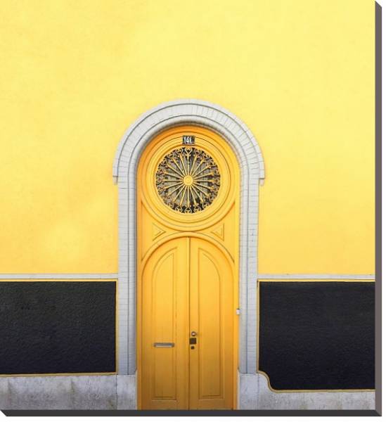 Постер Желтая резная дверь с типом исполнения На холсте без рамы