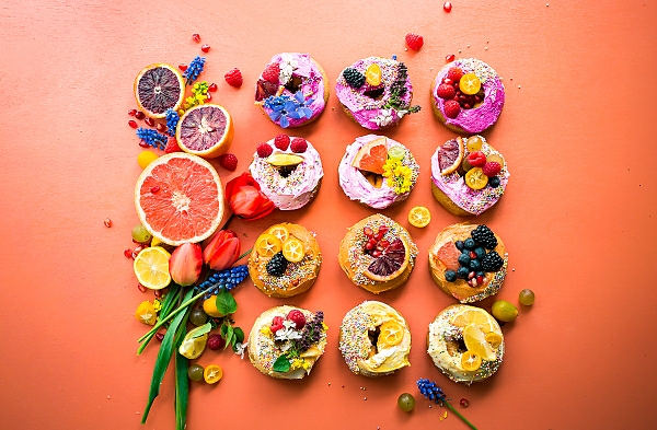 Постер Пончики с фруктами и ягодами с типом исполнения На холсте без рамы