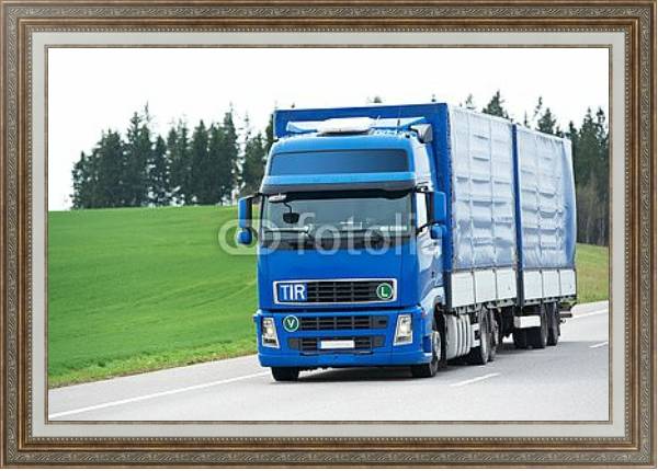Постер Синий грузовик с синим трейлером на шоссе с типом исполнения На холсте в раме в багетной раме 595.M52.330
