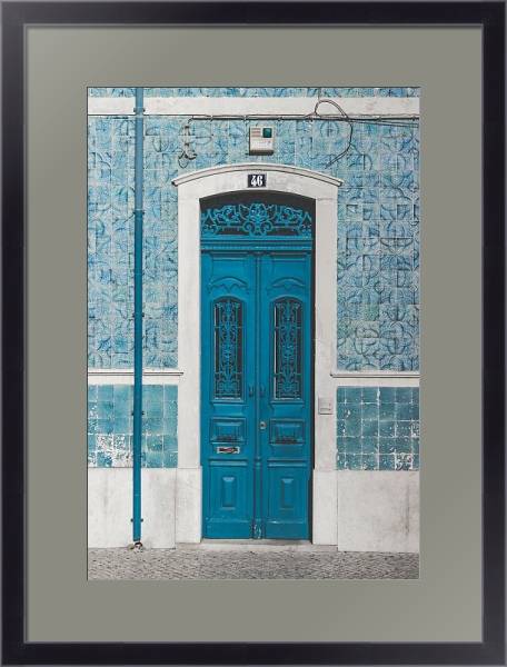 Постер Синяя резная дверь с типом исполнения Под стеклом в багетной раме 221-01