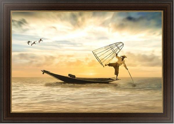 Постер Азиатский рыбак в лодке с сетью с типом исполнения На холсте в раме в багетной раме 1.023.151