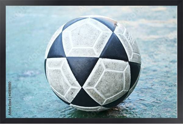Постер Старый футбольный мяч с типом исполнения На холсте в раме в багетной раме 1727.8010
