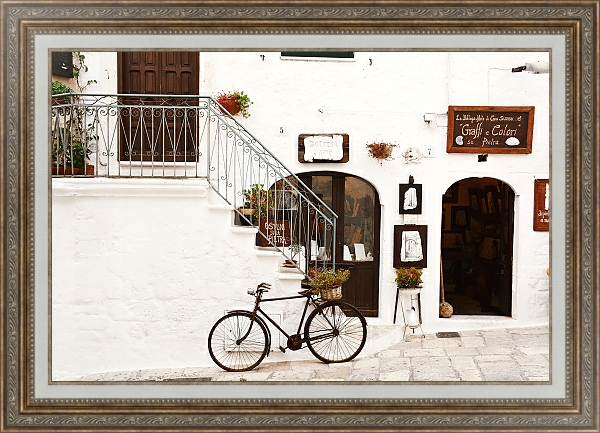 Постер Велосипед у магазинчика в Остуни, Италия с типом исполнения На холсте в раме в багетной раме 595.M52.330