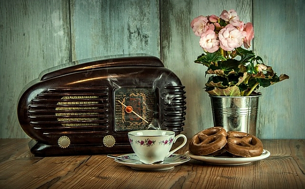 Постер Ретро-радио, букет и чашка чая с бубликами с типом исполнения На холсте без рамы