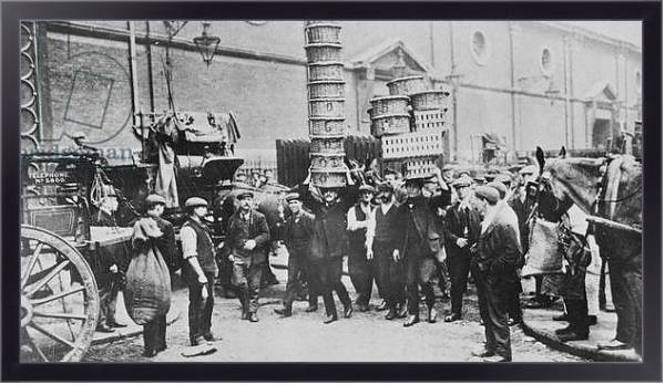 Постер View of expert basket carriers and a group of market men, 1900 с типом исполнения На холсте в раме в багетной раме 221-01