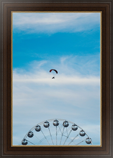 Постер Дельтаплан над колесом обозрения с типом исполнения На холсте в раме в багетной раме 1.023.151