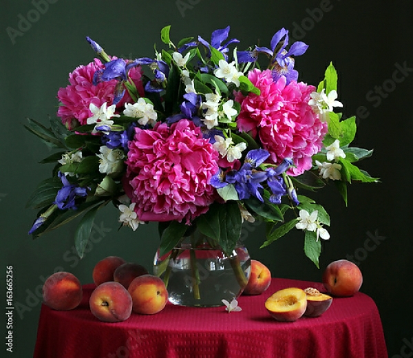 Постер Букет садовых цветов с персиками на столе с типом исполнения На холсте без рамы