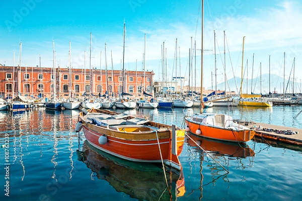 Постер Италия, Неаполь. Street view of Naples harbor with boats с типом исполнения На холсте без рамы