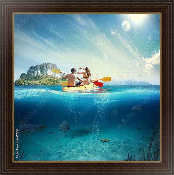 Постер Молодая пара на каяке у тропического острова с типом исполнения На холсте в раме в багетной раме 1.023.151