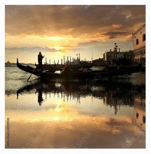 Постер Гондола на закате в Венеции, Италия с типом исполнения На холсте в раме в багетной раме 221-03