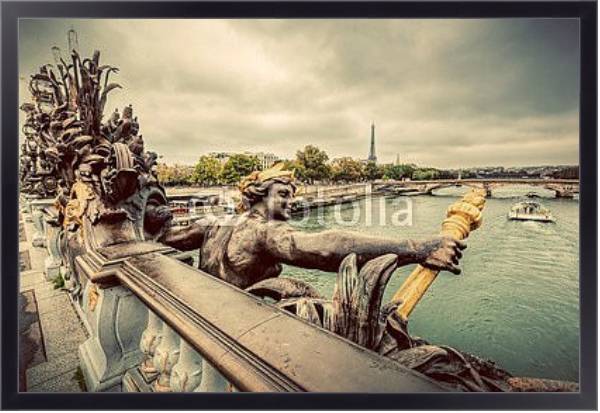 Постер Париж, Франция. Статуя на мосту через Сену 2 с типом исполнения На холсте в раме в багетной раме 221-01