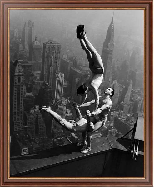 Постер Гимнасты на Нью-Йоркском небоскребе с типом исполнения На холсте в раме в багетной раме 35-M719P-83