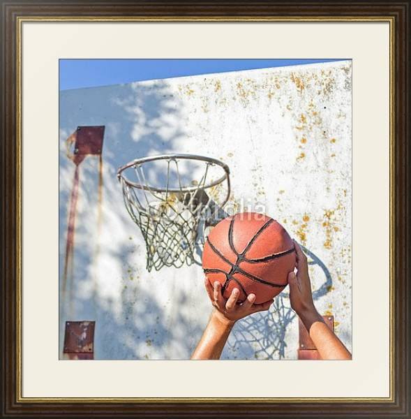 Постер Бросок в баскетбольную корзину с типом исполнения Под стеклом в багетной раме 1.023.036