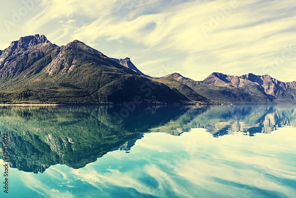 Постер Горы, отражение в воде, Норвегия с типом исполнения На холсте без рамы