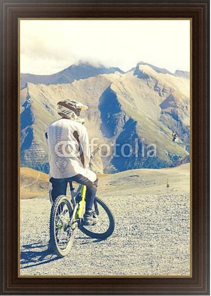 Постер Горный велосипедист на фоне скалы с типом исполнения На холсте в раме в багетной раме 1.023.151