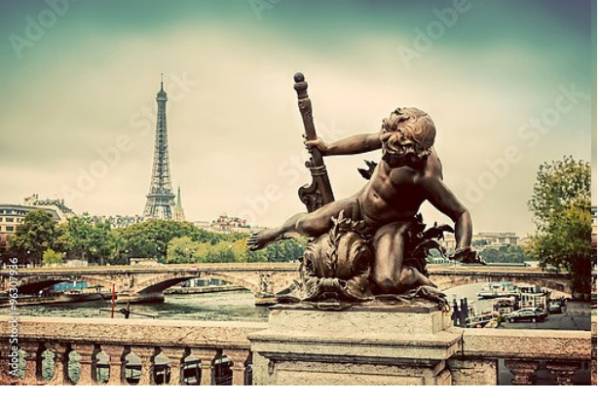 Постер Париж, Франция. Статуя на мосту через Сену с типом исполнения На холсте без рамы