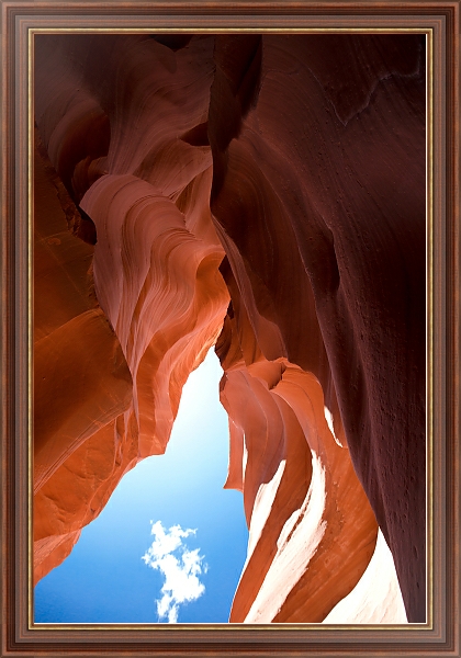 Постер Кусочек неба с облаком в каньоне с типом исполнения На холсте в раме в багетной раме 35-M719P-83