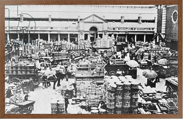 Постер Loading Fruit at Covent Garden Market, 1900 с типом исполнения На холсте в раме в багетной раме 1727.4310
