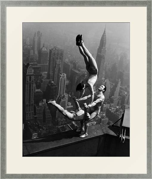 Постер Гимнасты на Нью-Йоркском небоскребе с типом исполнения Под стеклом в багетной раме 1727.2510
