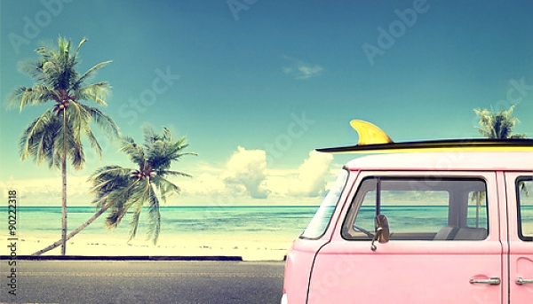 Постер Винтажный автомобиль на пляже с доской для серфинга на крыше с типом исполнения На холсте без рамы