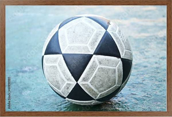Постер Старый футбольный мяч с типом исполнения На холсте в раме в багетной раме 1727.4310