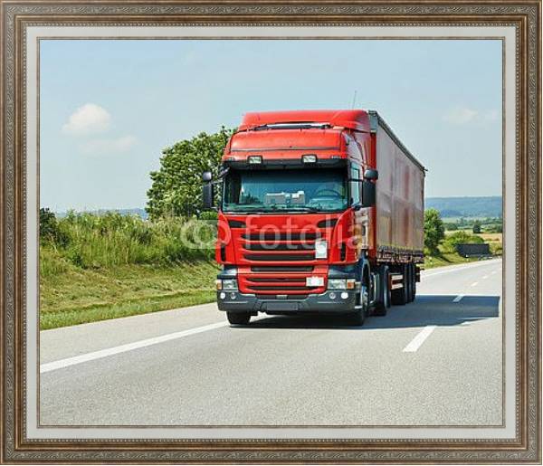 Постер Красный грузовик с трейлером на шоссе с типом исполнения На холсте в раме в багетной раме 595.M52.330
