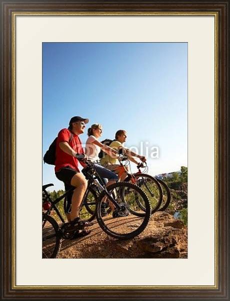 Постер Велосипедисты перед спуском с типом исполнения Под стеклом в багетной раме 1.023.036