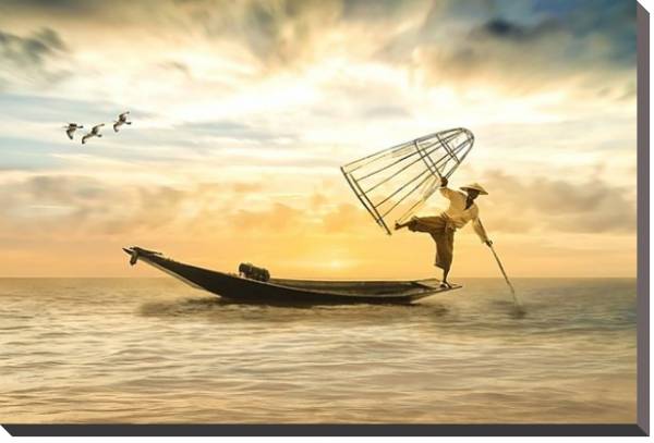 Постер Азиатский рыбак в лодке с сетью с типом исполнения На холсте без рамы