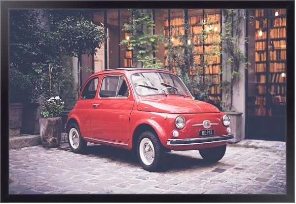 Постер Маленький красный ретро-автомобиль на улице с типом исполнения На холсте в раме в багетной раме 221-01