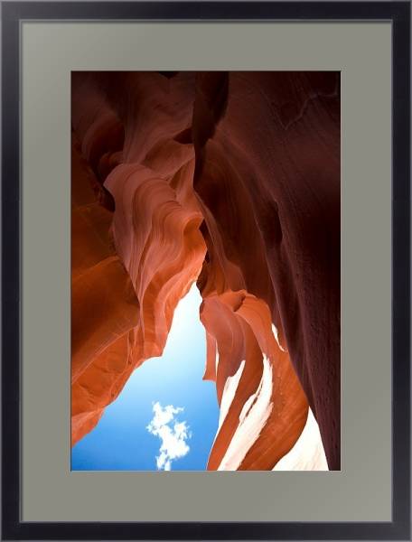 Постер Кусочек неба с облаком в каньоне с типом исполнения Под стеклом в багетной раме 221-01