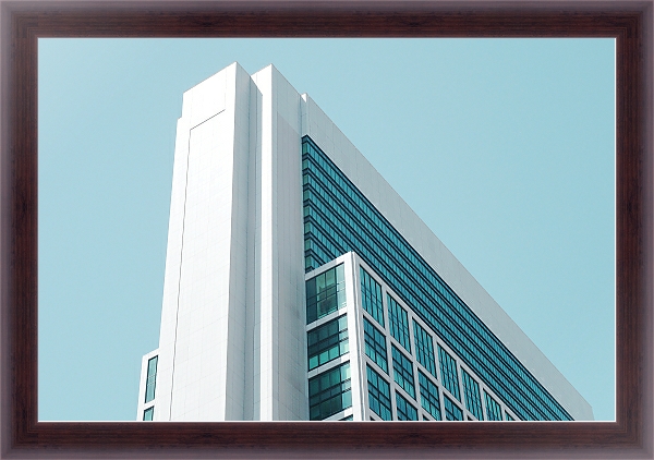 Постер Белое офисное здание со стеклянным фасадом с типом исполнения На холсте в раме в багетной раме 35-M719P-83