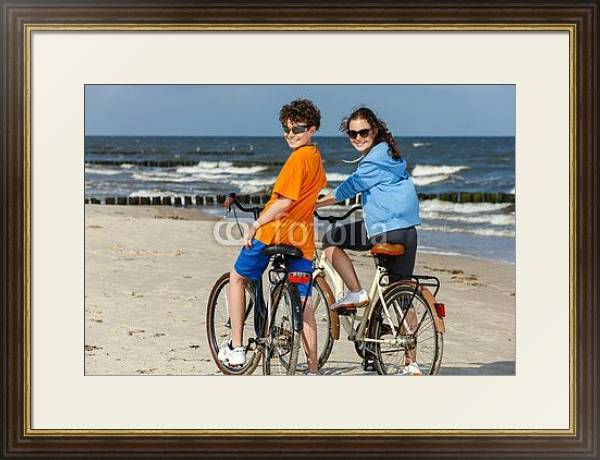 Постер Прогулка на велосипедах по пляжу с типом исполнения Под стеклом в багетной раме 1.023.036