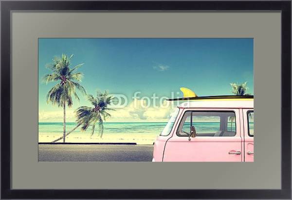 Постер Винтажный автомобиль на пляже с доской для серфинга на крыше с типом исполнения Под стеклом в багетной раме 221-01