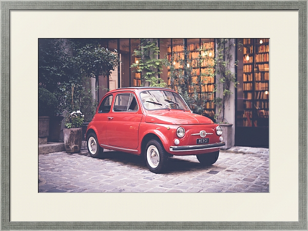 Постер Маленький красный ретро-автомобиль на улице с типом исполнения Под стеклом в багетной раме 1727.2510