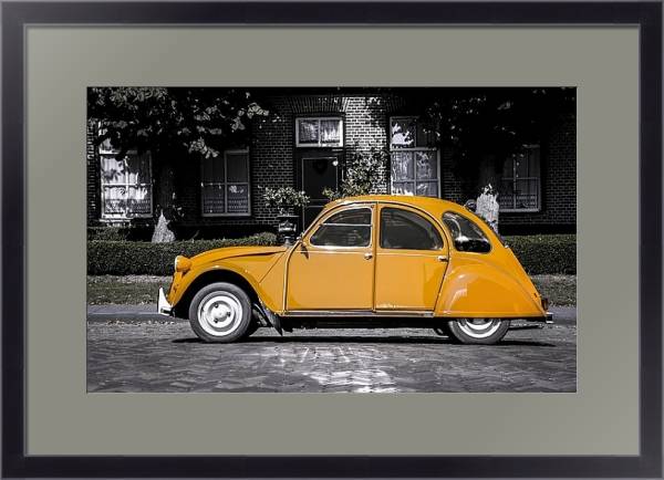 Постер Оранжевый старинный автомобиль на серой улице с типом исполнения Под стеклом в багетной раме 221-01