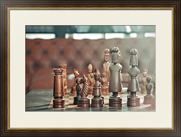 Постер Вырезанные из дерева шахматы с типом исполнения Под стеклом в багетной раме 1.023.036