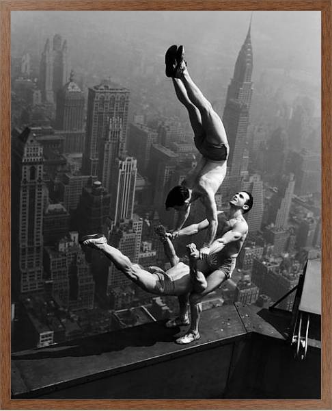 Постер Гимнасты на Нью-Йоркском небоскребе с типом исполнения На холсте в раме в багетной раме 1727.4310